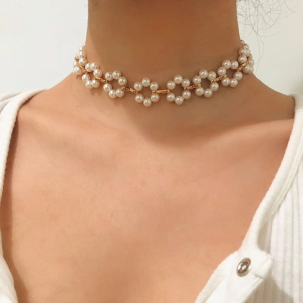 2024 Chic Fashion Cute Romantic Womens Simple Hollow Flower Simulation Pearl Retro Women Necklace Party Banquet Jewelry Gft